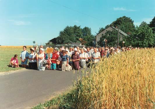 Wędrówki na Jasną Górę stawały się równocześnie jak w każdym okresie zniewolenia formą manifestacji religijnej i patriotycznej, były formą protestu przeciw systemowi komunistycznemu.