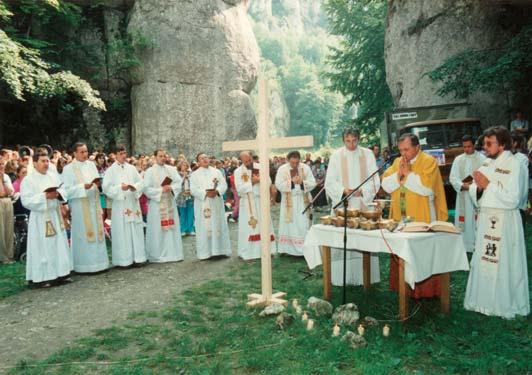 ZWIĄZKI POLONII Z JASNĄ GÓRĄ Silna więź łączyła zawsze rozsianych po świecie Polaków z kultem Matki Bożej Częstochowskiej.