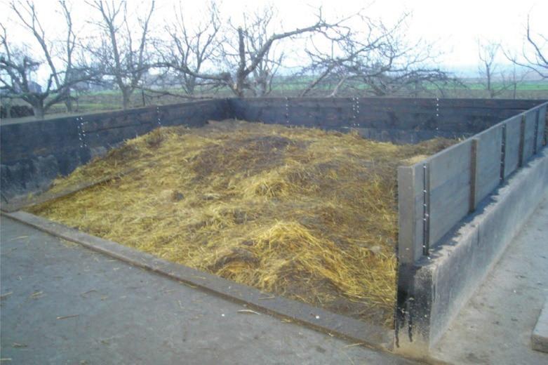 Separation of the dunghill by reinforced concrete ground beam źródło: Rusin (2007)