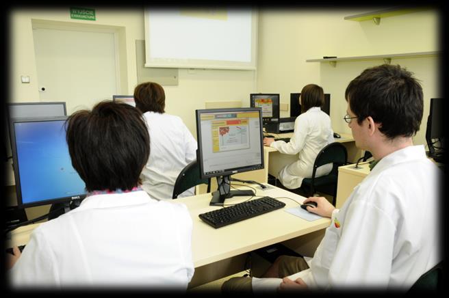 Wydział Farmaceutyczny z Oddziałem Medycyny Laboratoryjnej kształci studentów na kierunkach studiów: - farmacja (5,5-letnie jednolite studia magisterskie, stacjonarne i niestacjonarne), - analityki