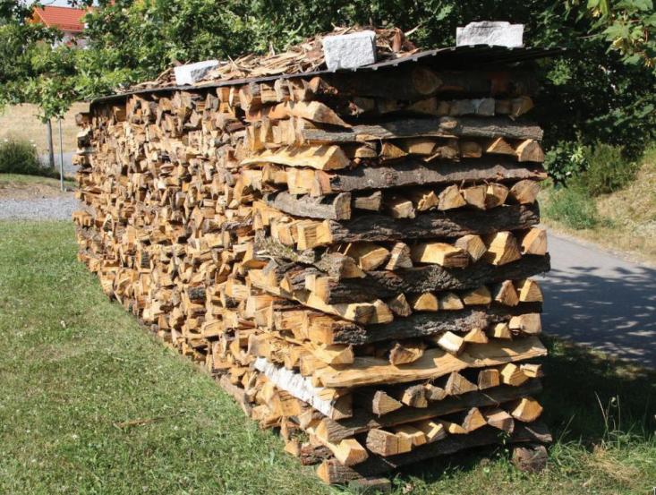 Przygotowanie drewna Drewno zaraz po ścięciu zawiera w sobie aż 50% wody. Żeby dało się je sensownie spalić, jego wilgotność musi spaść do maksymalnie 20%. W tym celu drewno musi być sezonowane.