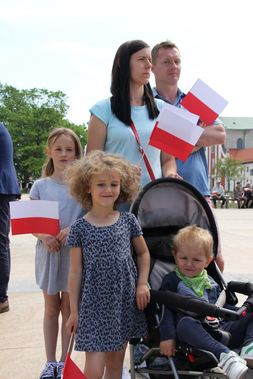 W symbolice polskiej flagi biel pochodzi od bieli orła, będącego godłem Polski i bieli Pogoni - rycerza galopującego na koniu - godła Litwy. Oba godła znajdują się na czerwonych tłach tarcz herbowych.