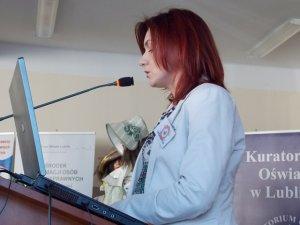 różnymi niepełnosprawnościami; dr Bożena Cioch wygłosiła referat: 'Otoczenie atutem rozwoju zdolności i umiejętności dziecka z niepełnosprawnością'; prof. dr hab.