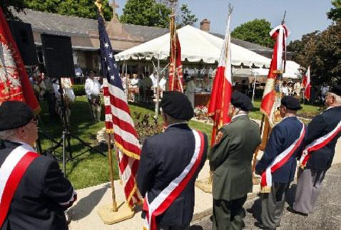 CARDINAL GEORGE, AUXILIARY BISHOPS AND PRIESTS CELEBRATE CEMETERY FIELD MASSES Monday, May 26, 2014 at 10:30AM Francis Cardinal George, OMI, Archbishop of Chicago, auxiliary bishops and priests will