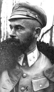 Piłsudskiego, oficer 1 pułku legionów. Po osadzeniu J. Piłsudskiego w Magdeburgu objął kierownictwo POW. W II RP marszałek i Wódz Naczelny w 1939 r.