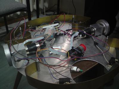 Rysunek 1: Zdj cie platformy 2.2 Platforma Na Rysunku 2.2 przedstawiono zdj cie platformy. Zostaªa ona wykonana z aluminium.