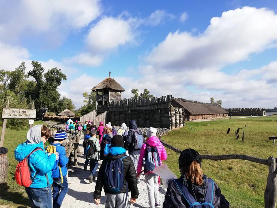 Wycieczka klas czwartych do Biskupina 2 października wszystkie klasy czwarte pojechały do Biskupina, by uczestniczyć w niezwykłej lekcji historii.