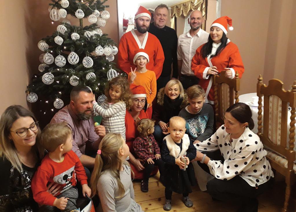 W ŚWIĄTECZNYM KLIMACIE Wizyta św. Mikołaja OPS DĄBROWA Święty Mikołaj odwiedza dzieci na całym świecie. Dzięki Ośrodkowi Społecznemu w Dąbrowie 6 grudnia 2018 r.