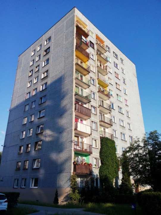Materiałowe aspekty awarii, uszkodzeń i napraw 945 wyniki badań laboratoryjnych wykazały, że beton próbek pobranych z elementów złączy i płyty prefabrykowanej zawierał średnio 36% części