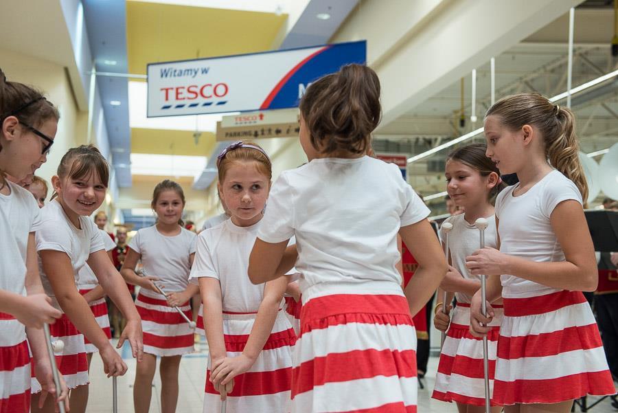 JAK SIĘ PROMOWAĆ NA TERENIE SKLEPU TESCO? Poniżej znajdziesz przykłady działań promocyjnych do przeprowadzenia w sklepie lub przed sklepem Tesco.