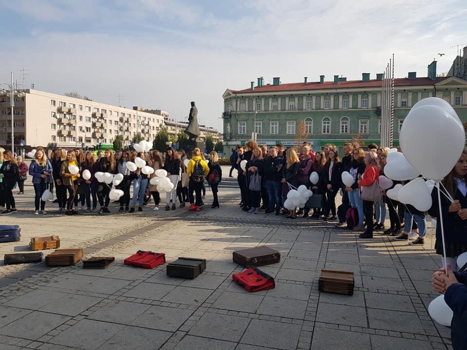 środków psychoaktywnych. Młodzież symbolicznie otrzymała balony w kształcie białych serc. PSSE Racibórz Akcja profilaktyczna w Klubie dla Młodzieży Strefa w Raciborzu.