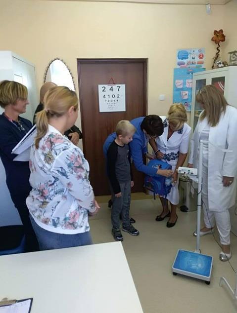 przez uczniów zbyt ciężkich plecaków.