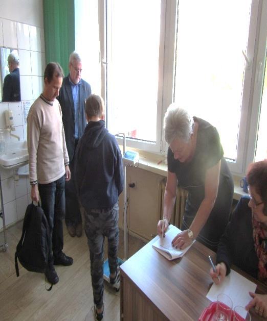 na obu ramionach. Aby zapobiec wadom postawy wśród dzieci, należy nie tylko dobrze dobrać i spakować tornistry, ale również zapewnić odpowiednią ilość ruchu i właściwe stanowisko pracy.