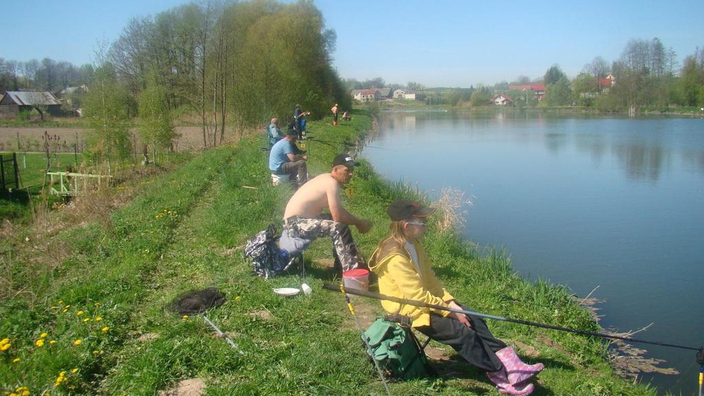 Uczestnicy zawodów wędkarskich 29.04.2012 Sekcja PZW Szaniec Liczba członków 32, liczba zebrań 3. Prace gospodarcze; koszenie grobli, bieżące remonty mnicha.