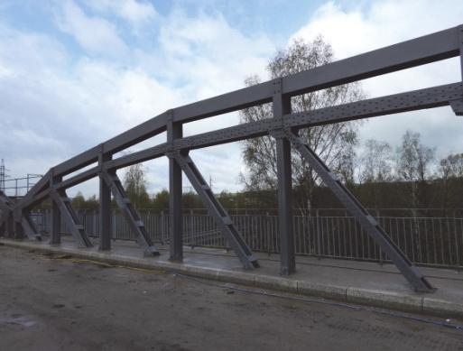 Przekroje poprzeczne przęsła kratowego przed (a) i po