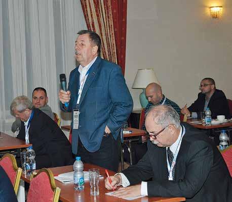 Przed wystąpieniem opadów śniegu w celach prewencyjnych stosuje się do posypywania sól suchą. Ograniczy to zatykanie porów nawierzchni i przymarzanie śniegu.