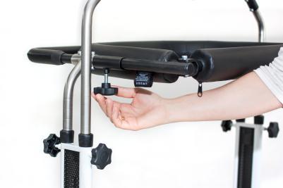 Aby wyregulować wysokość obejmy biodrowej należy poluzować pokrętła