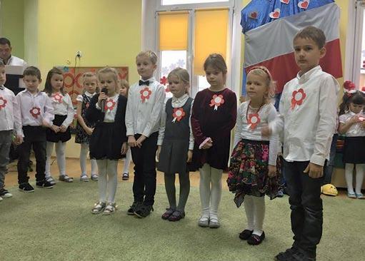 - Podczas występu dzieci deklamowały wiersze patriotyczne opowiadające o historii Polski, ale także te tłumaczące sens współczesnej polskości.