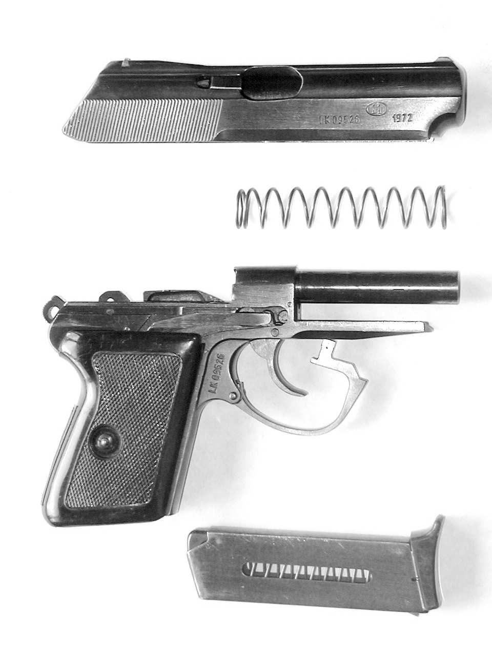 Budowa 1 2 3 4 Fot. 3. Pistolet P-64, częściowo rozło- Ŝony: 1. zamek; 2. spręŝyna powrotna; 3. szkielet z lufą; 4.