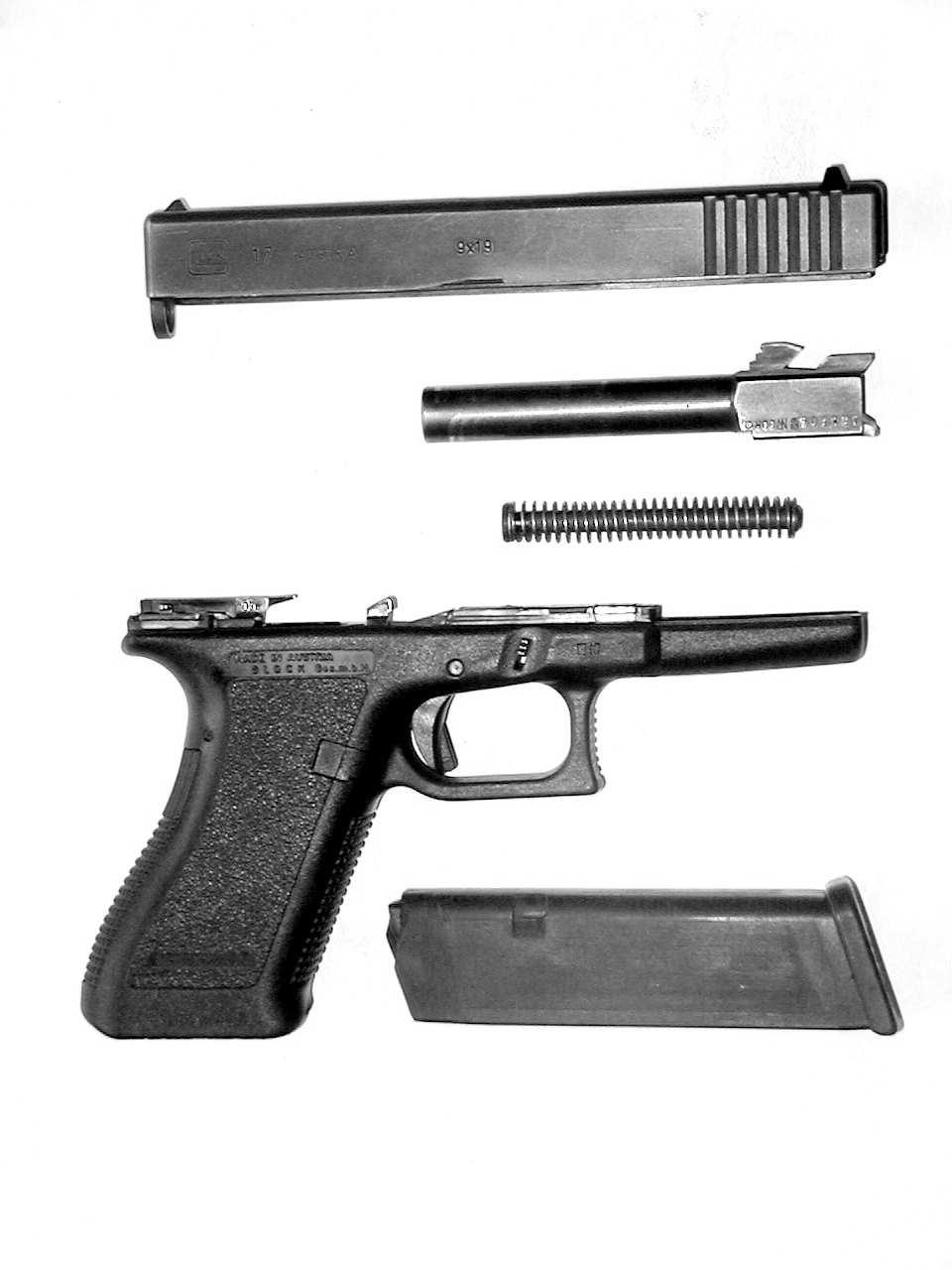 1 2 3 4 5 Fot. 11. Pistolet Glock 17, częściowo rozłoŝony: 1. zamek; 2. lufa; 3. sprę- Ŝyna powrotna z Ŝerdzią; 4. szkielet; 5.