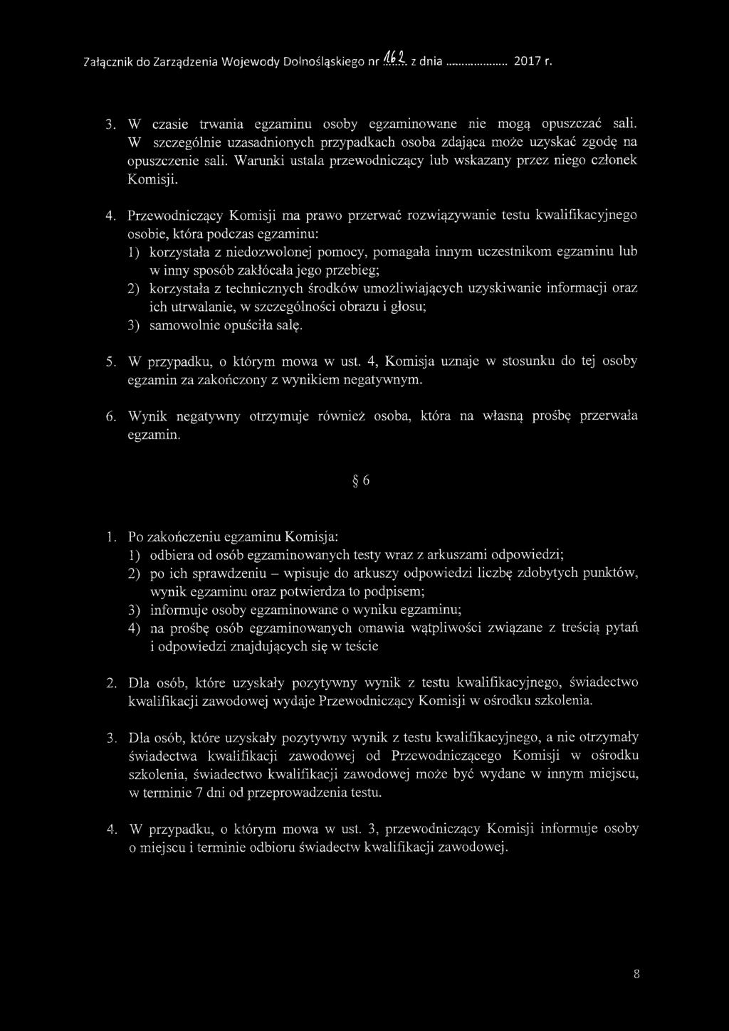 Przewodniczący Komisji ma prawo przerwać rozwiązywanie testu kwalifikacyjnego osobie, która podczas egzaminu: 1) korzystała z niedozwolonej pomocy, pomagała innym uczestnikom egzaminu lub w inny
