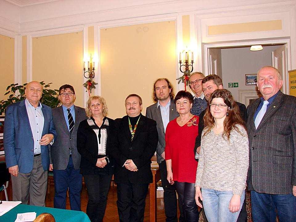 foto: źródło facebook Od lewej: Wojciech KOWALSKI, Dariusz DĘBSKI, Małgorzata PAWŁOWSKA, Maciej MASLIŃSKI, Szymon BIJAK, Elżbieta ŁOBACZ-BĄCAL, Krzysztof TĘCZA, Jacek POTOCKI - prezes ZG PTTK, Anna