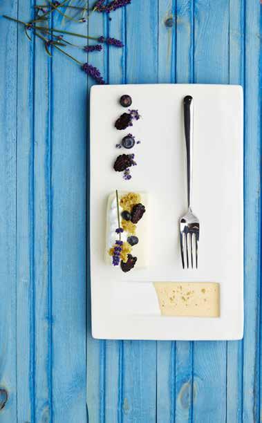 reactive cobalt blue Pierwsza dostępna na rynku kolekcja porcelany, w której dekoracji użyto opalizujące drobinki.