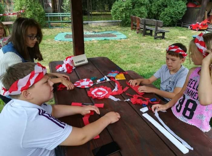 Symbole zadanie 3 - Kotylion narodowy Czas trwania zadania: 20 min. Potrzebne materiały: biała i czerwona bibuła, karton, klej, nożyczki.