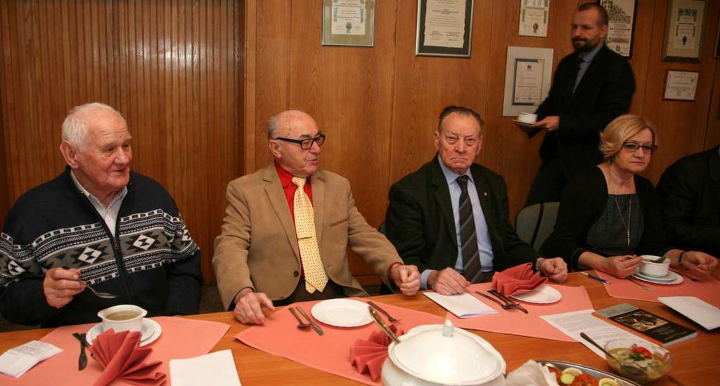 Stowarzyszenia (w przeważającej mierze), co skutkuje niezbyt dobrą komunikacją między nami.