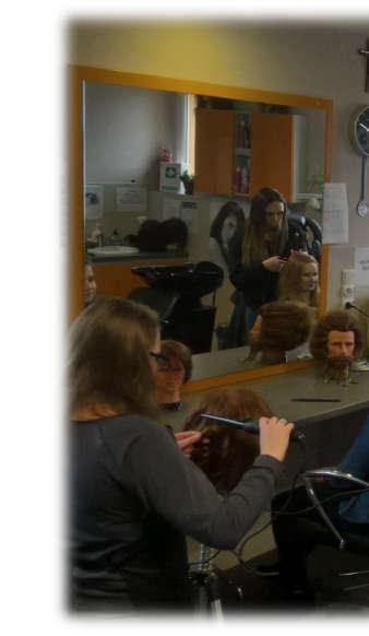 w szkolnej pracowni fryzjerskiej znajduje się: stanowisko komputerowe dla nauczyciela podłączone do sieci lokalnej z dostępem do Internetu,