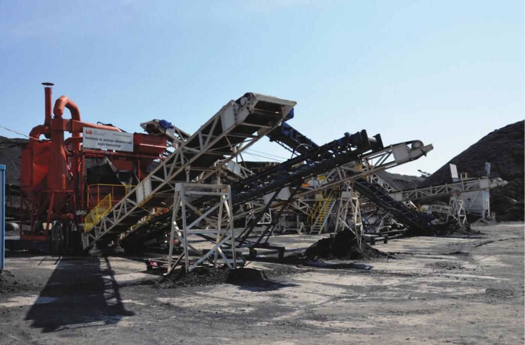 14 PRZEGLĄD GÓRNICZY 2018 Rys. 8. Stanowisko badawcze do suchego wzbogacania węgla Fig. 8. Research stand for dry separation of raw coal Stanowisko badawcze instalacji wibracyjno-powietrznego separatora FGX 1 pokazano na rys.