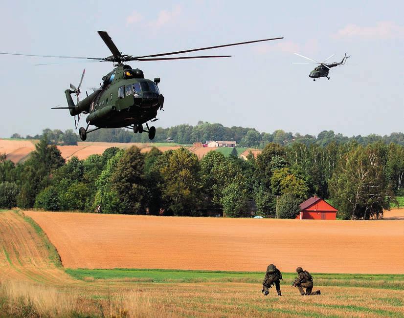 Trwa odprawa w sztabie dla dowódców. Słońce chyli się ku zachodowi. W terenie pozostają kawalerzyści z wojskiem, by wciąż realizować ćwiczenia Huzar.