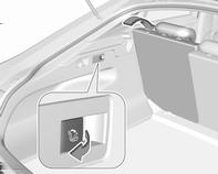 Można też złożyć oparcia foteli od strony przestrzeni bagażowej: pociągnąć przełącznik w lewej lub prawej ścianie przestrzeni bagażowej w celu złożenia