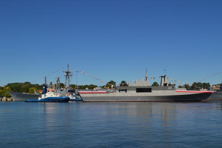 ORP Ślązak jest wykonany w technice stealth co dobrze widać na tle fregaty typu Oliver Hazard Perry fot. M.Dura W 2009 r.