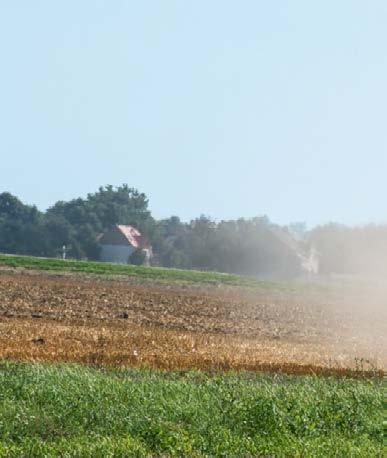 - Kabina x5 o objętośi 3,5 m 3 z panoramizną szybą przednią - Ciąnik o lekkim podwoziu z masą własną 10,8 tony - Zdolność do znoszenia wysokih obiążeń rzędu 7,2 tony oraz dopuszzalnej masie ałkowitej