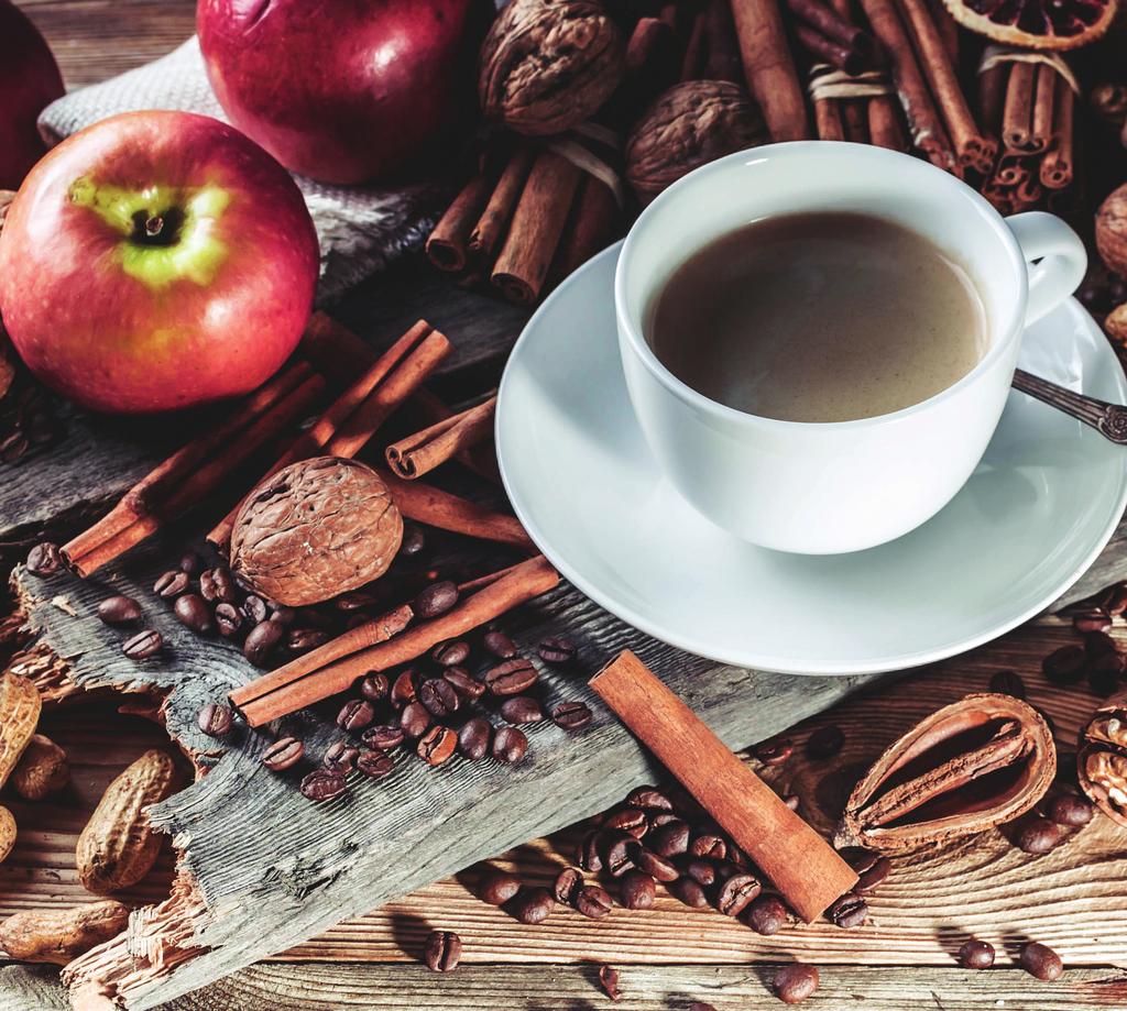 Kawa o smaku szarlotki świeżo zaparzone espresso łyżka miodu 1 nieduże jabłko łyżka orzechów włoskich szczypta cynamonu szklanka mleka Jabłka obieramy ze skórki, usuwamy gniazda nasienne, kroimy w