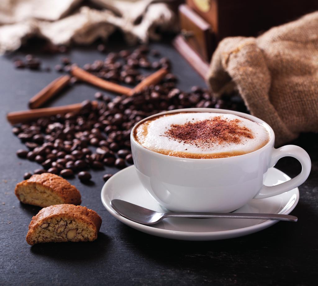 Caffe amaretto espresso 40 ml likieru amaretto ł yżeczka uprażonych płatków migdałowych bita śmietana Kawę przelewamy do wyższej
