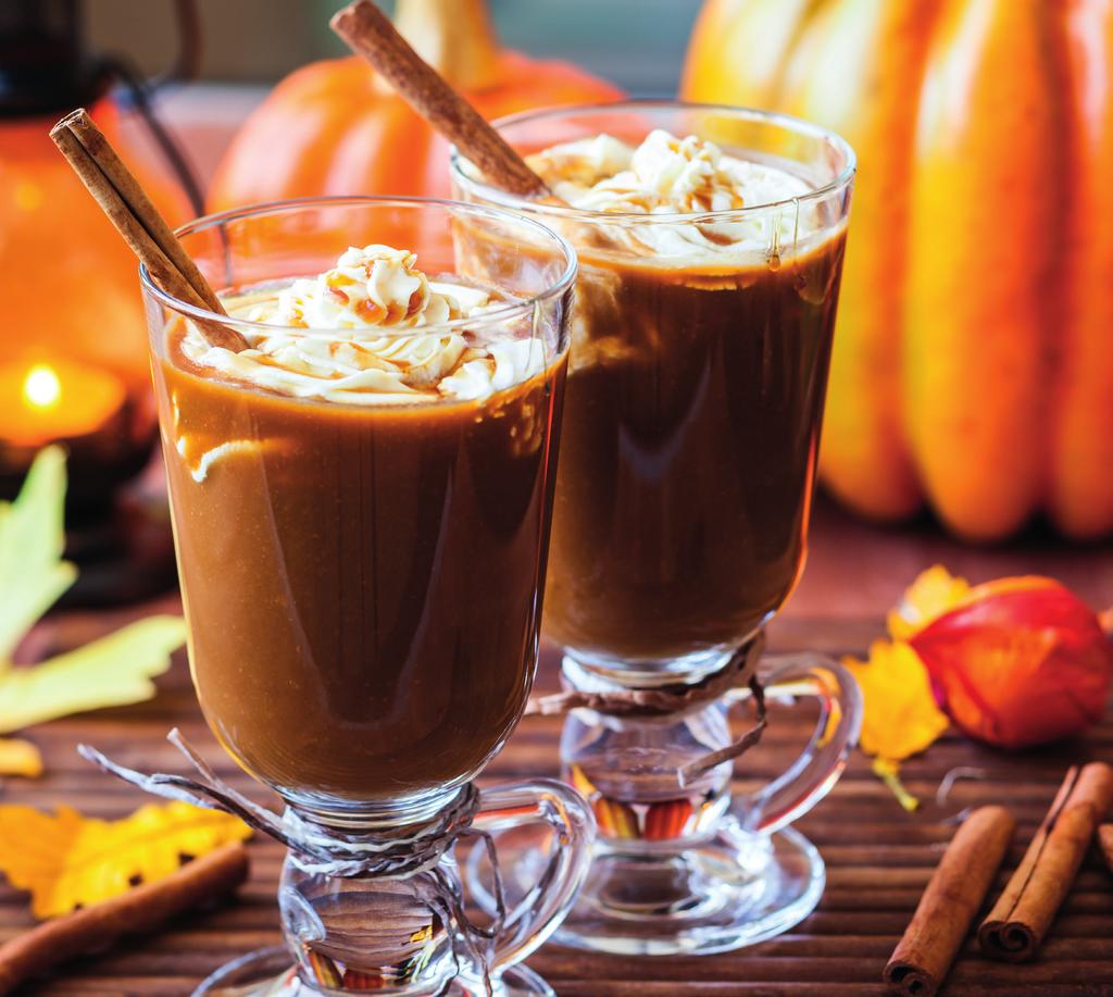 Pumpkin spice latte świeżo zaparzone espresso 2/3 szklanki spienionego mleka 2 łyżki syropu korzennego z dyni (lub 4 łyżki puree z dyni) szczypta cynamonu Na dno