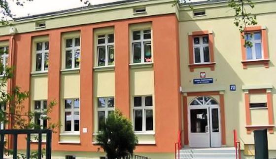 NASZA ÓSEMKA Wydanie Specjalne: Witamy w Naszej Szkole nr 2 w roku szkolnym 2017/2018 W tym numerze gazetki: Ciekawe informacje o najstarszej szkole z najnowszą
