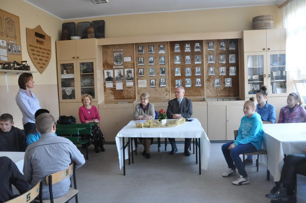 Spotkanie pozwoliło na przybliżenie najstarszym uczniom naszej szkoły zarówno dawnych wydarzeń, Jak też wprowadziło w świat dorosłych, w którym to oni będą mogli wpływać na swoje najbliższe otoczenie