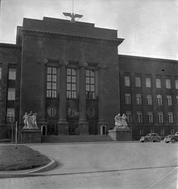 W dniu 7 grudnia 1935 roku odsłonięte zostały przed wejściem do gmachu głównego Akademii Górniczej grupy rzeźb górników i hutników (rys.