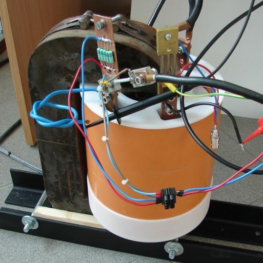 10 Badanie prądu włączania transformatora nadprzewodnikowego Schemat elektryczny obwodu, w którym rejestrowano prąd włączania, przedstawiono na rysunku 7.. Parametry obwodu zebrano w tabeli 7.1 [107].