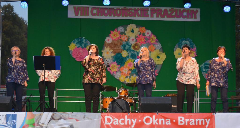 Społecznej w Poraju, które wręczyli: zastępca wójta Katarzyna