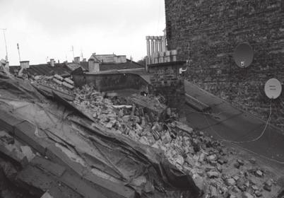 Konstruktor uznał za konieczne wypełnienie betonem pustych przewodów kominowych ściany granicznej w rejonie osi ob i oc. Ściana w tym obszarze wykazywała spękania i zarysowania.