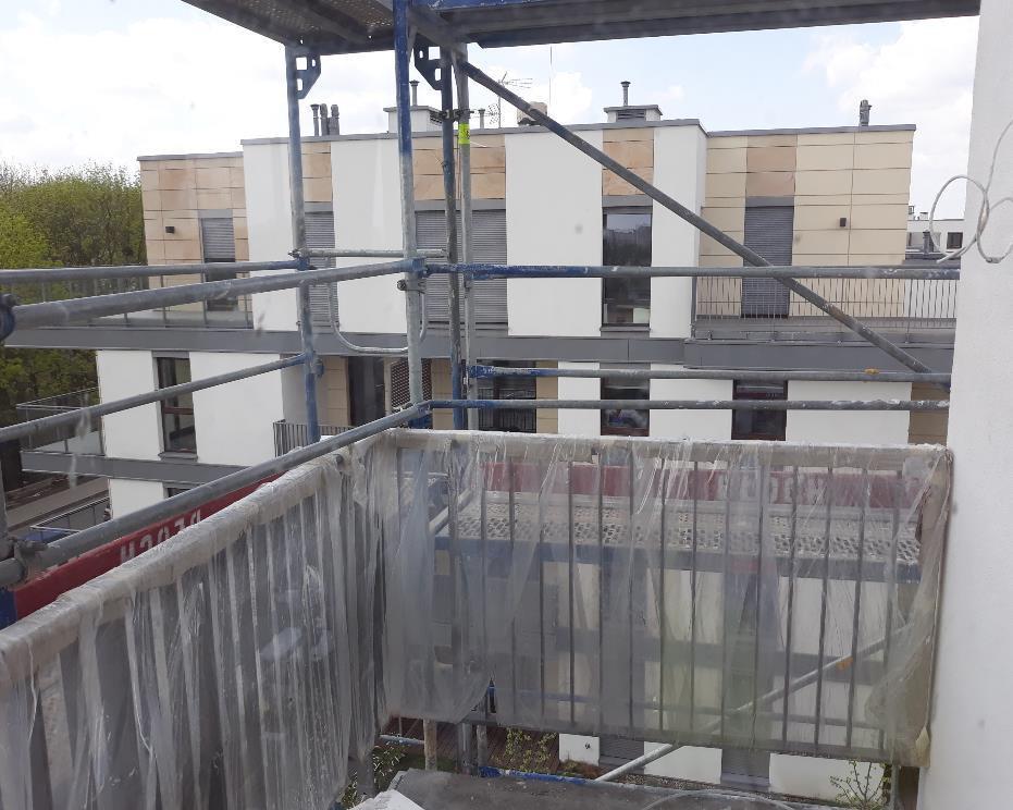 Użycie rusztowań fasadowych do zabezpieczenia prac na balkonach i dachach sekwencja prac