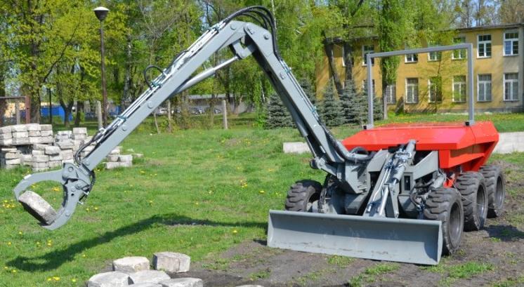 Rys. 1. Widok Bezzałogowej Platformy Lądowej opracowanej w Wojskowej Akademii Technicznej Jest to konstrukcja trzyosiowa 6 - cio kołowa o masie całkowitej 2800 kg z niezależnym napędem każdego z kół.