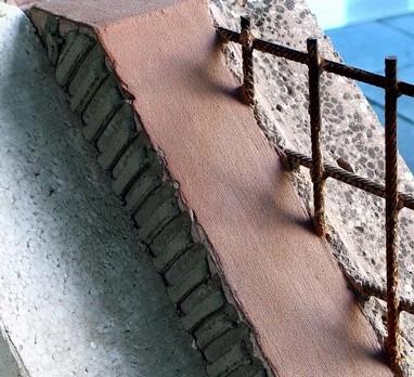Prefabrykowane ściany z keramzytu odznaczają się ponadto wytrzymałością, o czym świadczy 50-letnia gwarancja producenta, ogniotrwałością, znakomitą izolacyjnością akustyczną oraz stwarzają optymalne