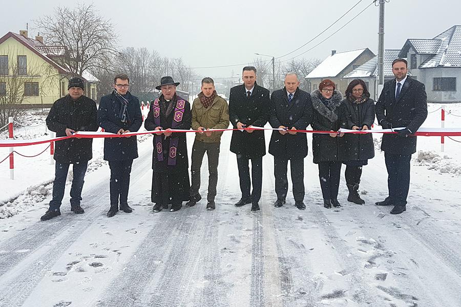 energetyczną oświetlenia ulicznego. Wykonawcą inwestycji była firma EKODROM sp. z o. o. z Augustowa w partnerstwie z Przedsiębiorstwem Drogowo-Mostowym S.A. z Suwałk. Fot. K.