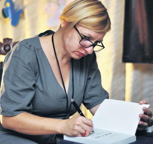 Pochodzi z rodziny uzdolnionej artystycznie, dlatego też twórczość ma zapisaną w genach. Posługuje się różnymi formami wypowiedzi literackiej, aby dotrzeć do szerszego kręgu odbiorców.