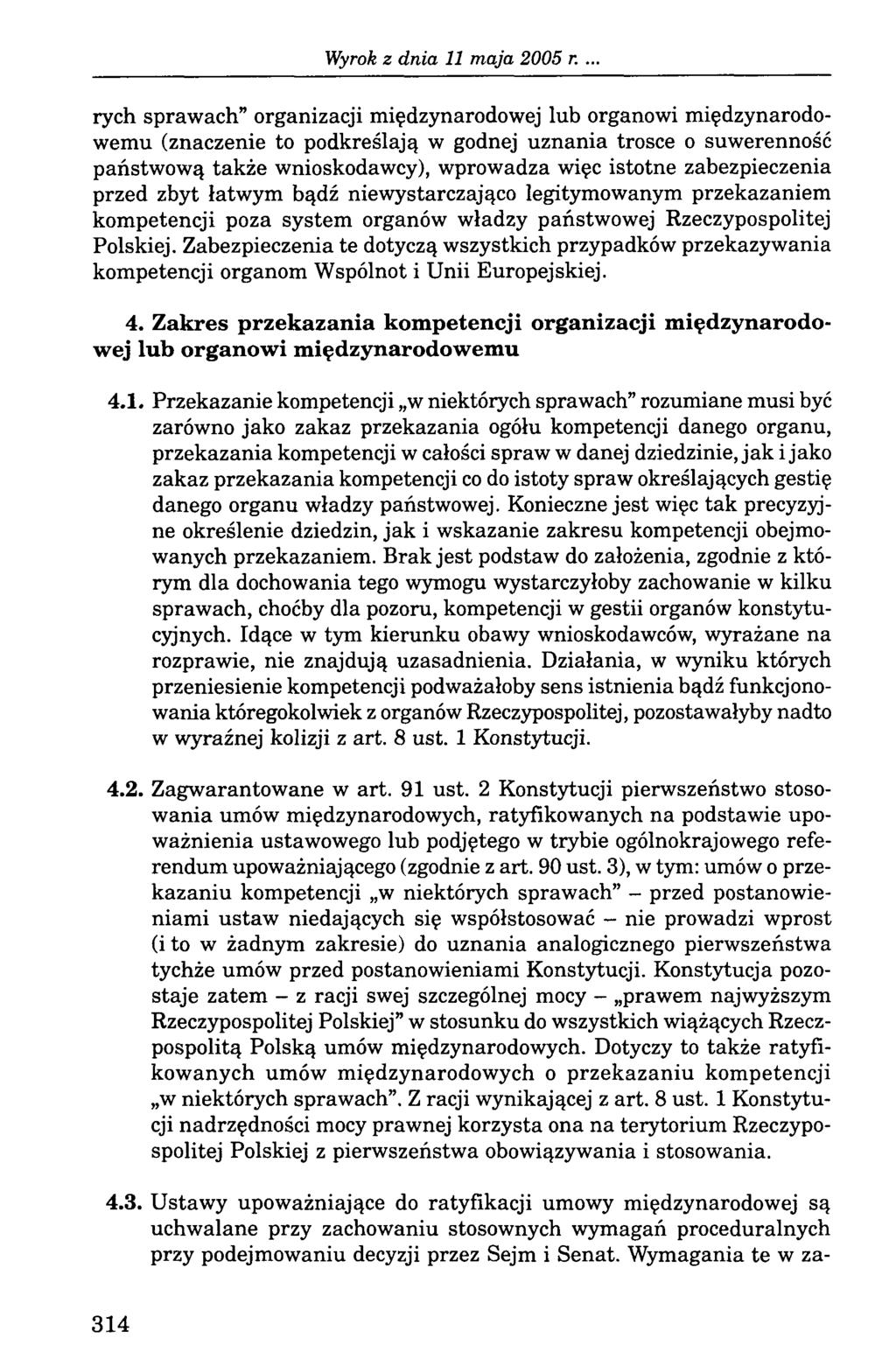 rych sprawach organizacji międzynarodowej lub organowi międzynarodowemu (znaczenie to podkreślają w godnej uznania trosce o suwerenność państwową także wnioskodawcy), wprowadza więc istotne